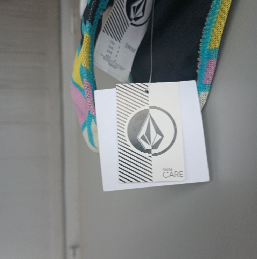 Volcom - Picture 3 of 5